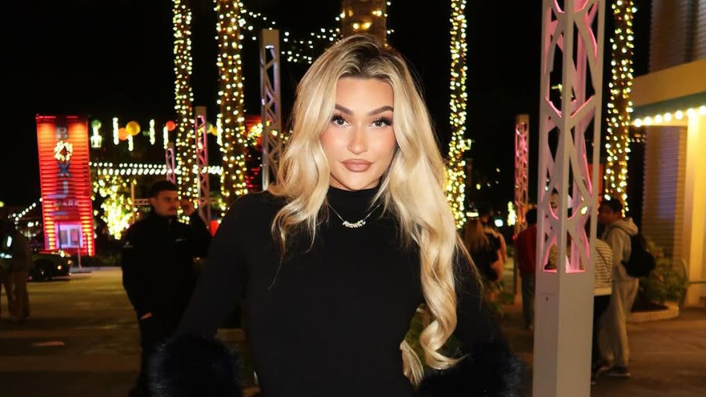 WWE's Izzi Dame Wearing Mini-Shorts & Sheer Tights Will Distract You