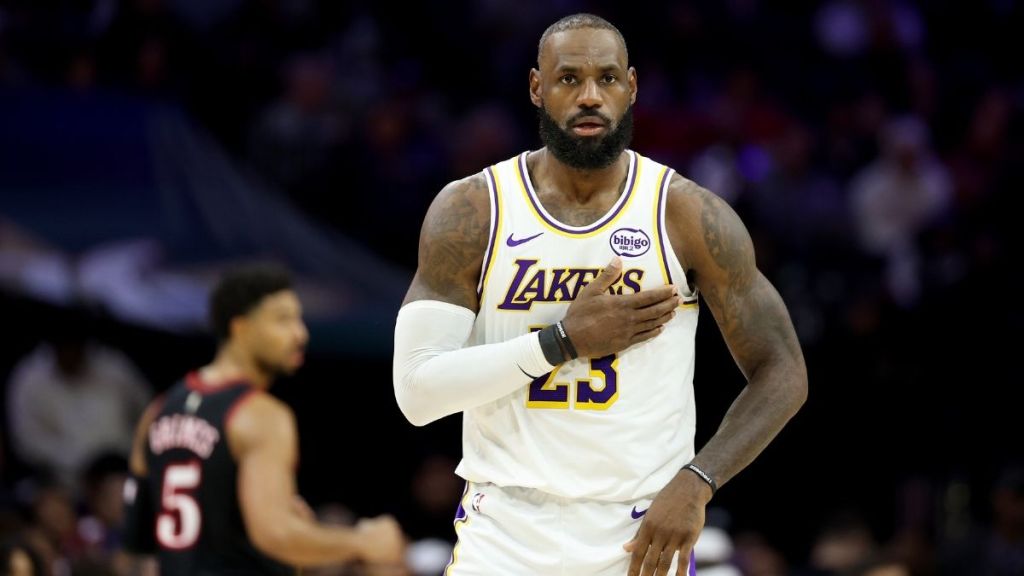 LeBron James had the perfect comeback for a heckler teasing him about his receding hairline.