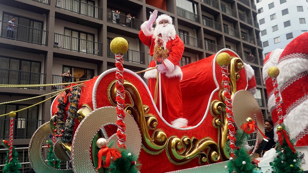 Santa Claus & His Elves Carry Out $3K Heist, but There’s a Twist