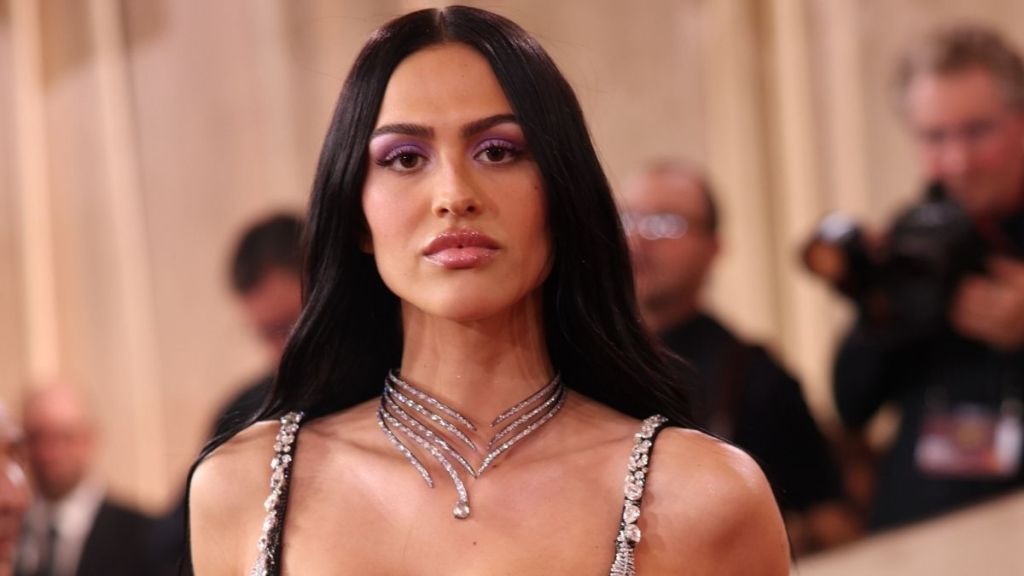 Amelia Gray's Abs Steals the Spotlight in Mini-Shorts Look