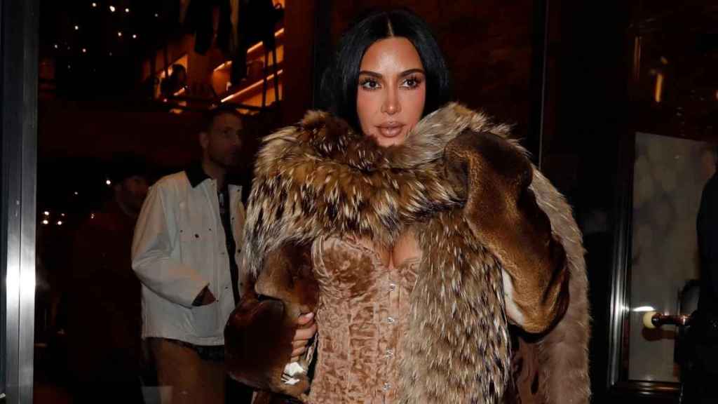 Kim Kardashian Dominates Aspen With Another Chic Look