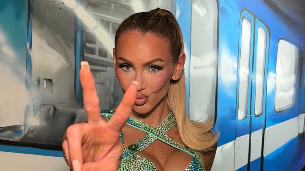 WWE’s Charlotte Flair’s Abs Steal the Spotlight in Wrestling Outfit