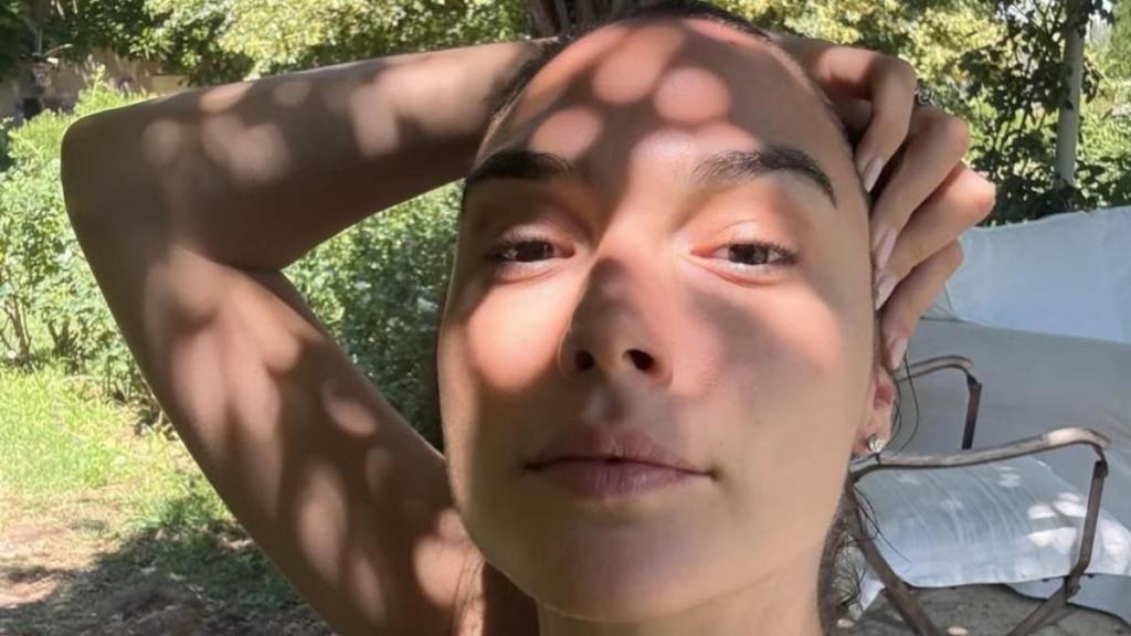 Gal Gadot’s Black Bra Top Look Makes Waves Online