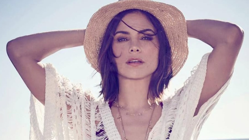 Jenna Dewan Poses in Bikini For 2016 Throwback Trend