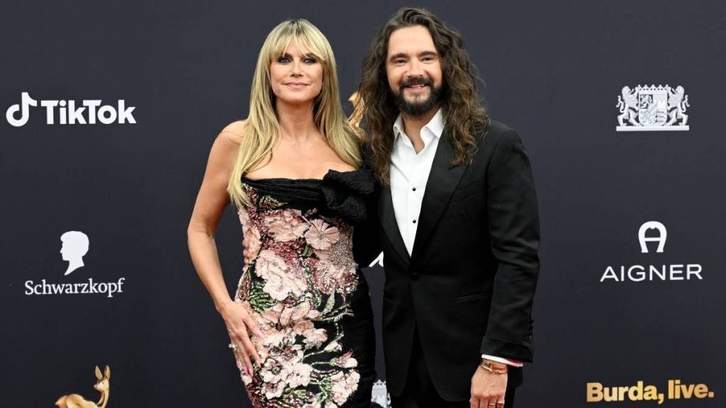 Bikini-Clad Heidi Klum & Husband’s PDA-Filled Beach Getaway Continues