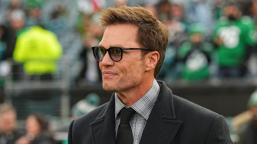 Tom Brady Goes ‘Professor Mode’ on Ball Throwing During NFL Game