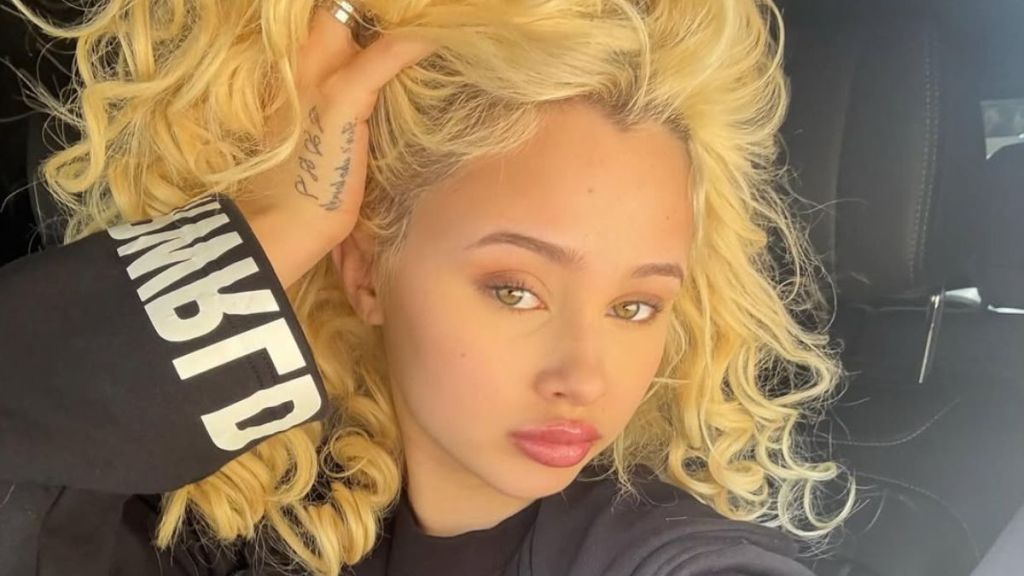 Alabama Barker’s Tiny Top Is Basically a Belt as She Poses in Photos