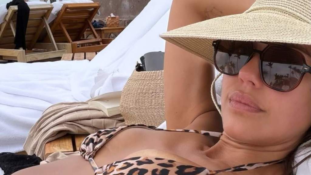 Jessica Alba Lying Down in Bikini Raises Temperature on Sight