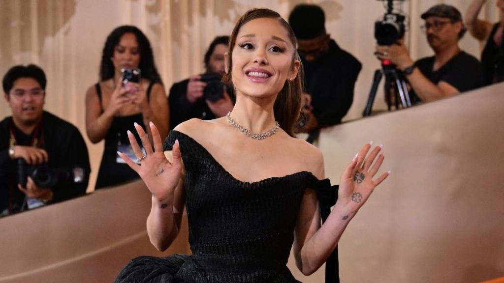 Ariana Grande Reacts to Vogue's Photoshop Error Giving Her 6 Fingers
