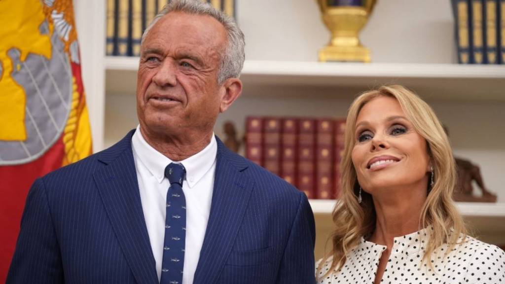 RFK Jr.'s Wife Slams Media, Says He Doesn't Want to 'Hurt People'