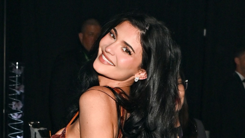 Kylie Jenner Pomegranate Top Cosmetics