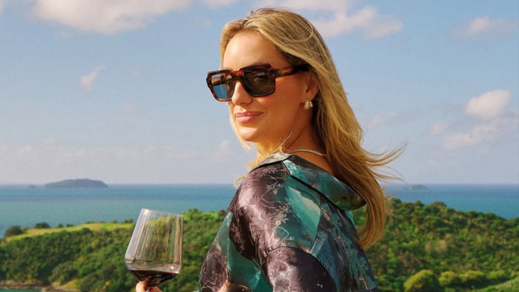 Lainey Wilson Stuns in Breezy Teal Look During New Zealand Tour