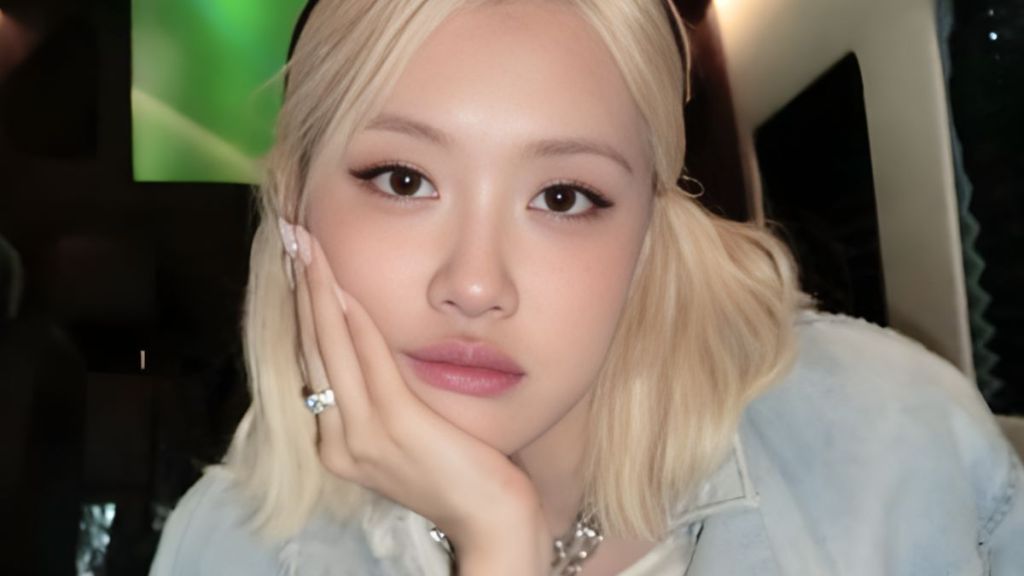 Rosé's mini skirt instagram