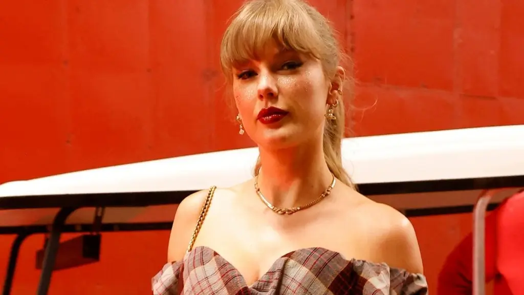 Taylor Swift Is ‘Who She Is Meant to Be’ in Fun Denim Look