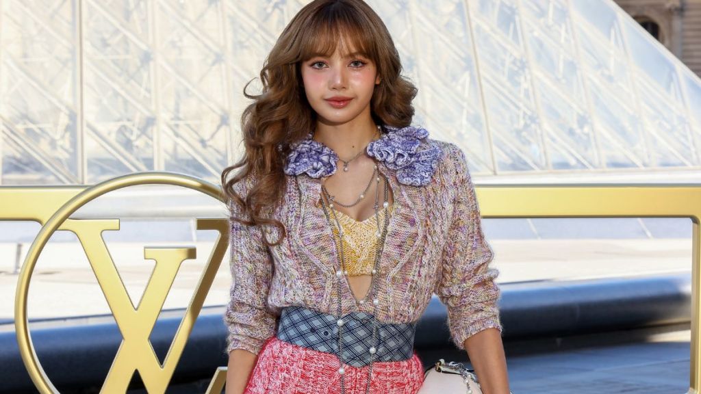 Blackpink's Lisa Enjoys 'Cozy Stay' in Bikini After Skipping Grammys