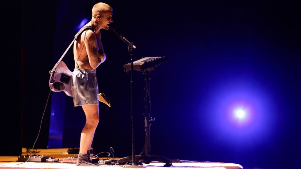 Justin Bieber Chooses Boxers Over Coordinating Outfits With Hailey at Grammys