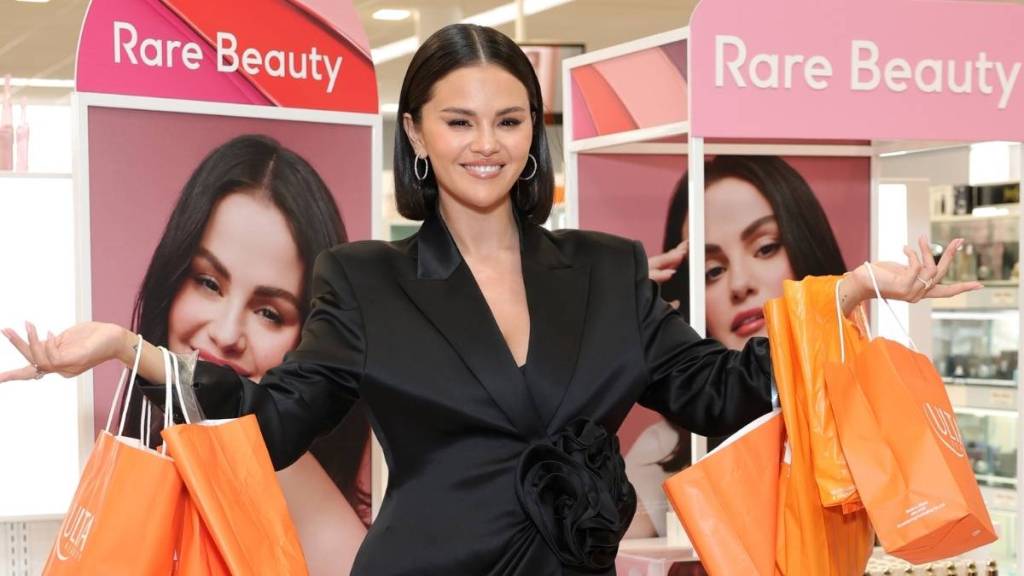 Selena Gomez’s Minidress Is Just a Blazer at Rare Beauty Launch