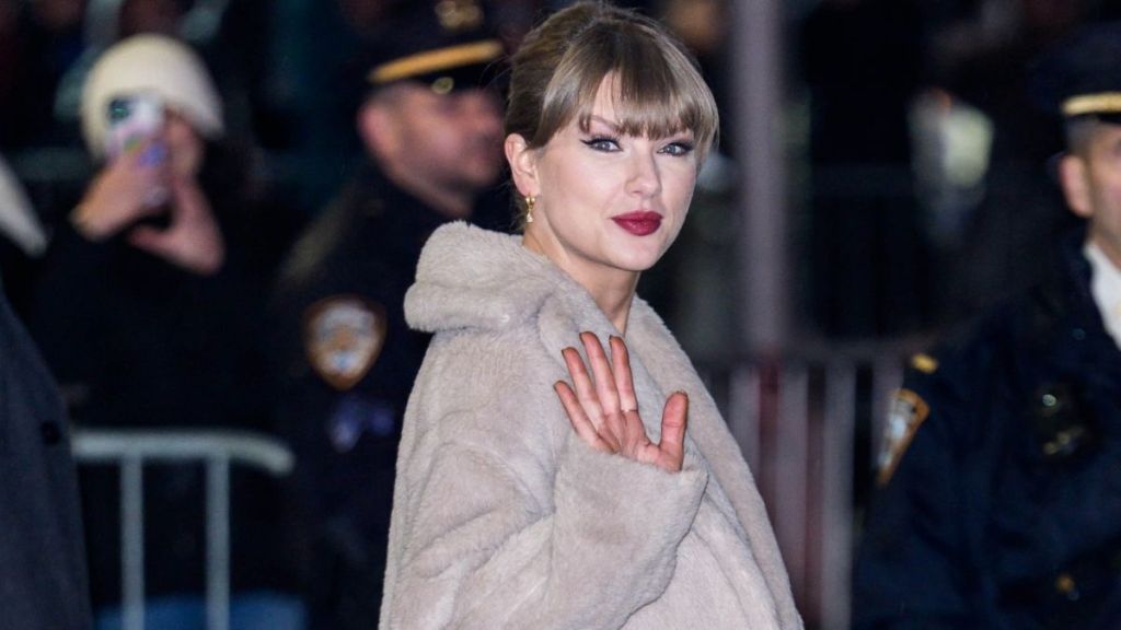 Taylor Swift Rocks Her Signature Red Lip at Grammys After-Party