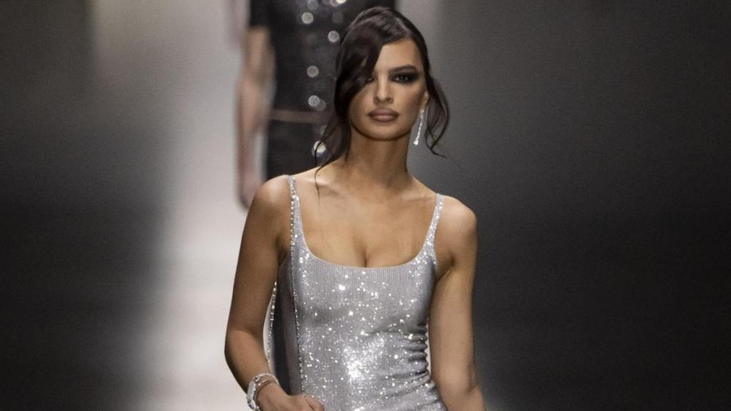 Emily Ratajkowski Flaunts Sleek Short Dress for Gucci