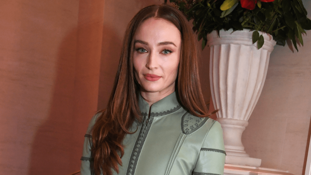 Tomb Raider Star Sophie Turner Back Injury Pauses Shoot