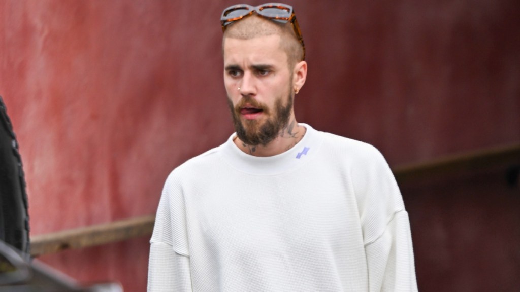 Justin Bieber Hits Paparazzi With Water Bottle in Viral Clip