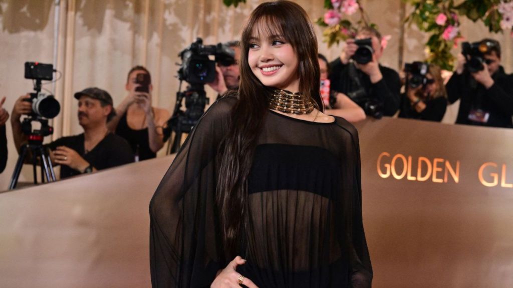 BLACKPINK’s Lisa Daring Bikini Pose Makes Waves in New Photos From Bali