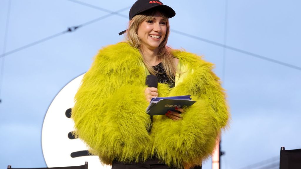 Suki Waterhouse's Aiste Hong Fur Coat Completes Cropped Corset Top Look