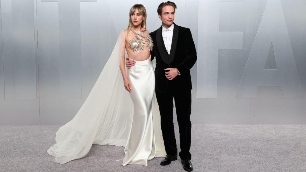 Suki Waterhouse’s Dramatic Neckline Dress Is a Bold Moment at Vanity Fair Party