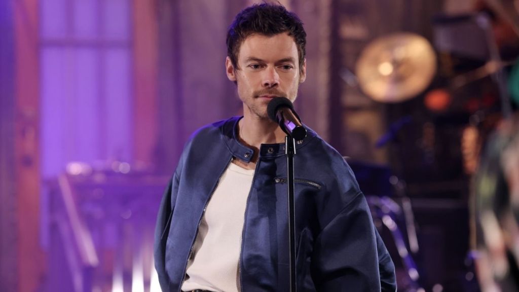 Harry Styles Responds To ‘Queerbaiting’ Claims With an On-Air SNL Kiss