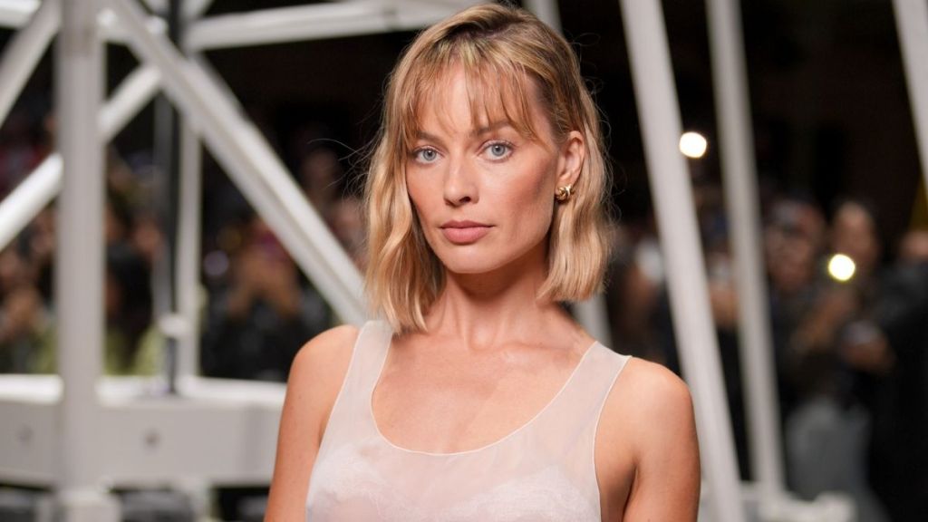 Margot Robbie Dominates PFW With Stylish Bob Hairdo
