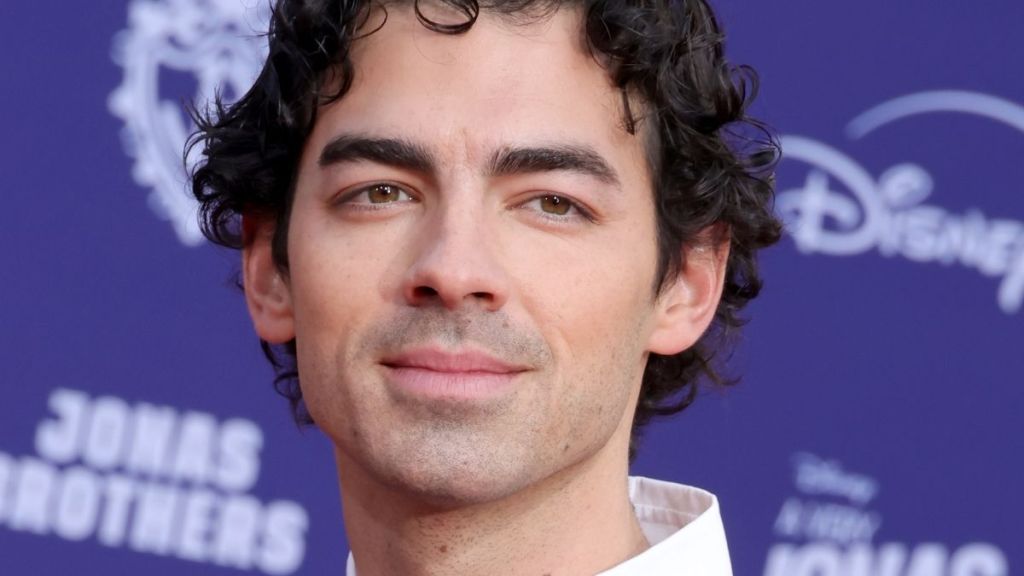 Joe Jonas Spotted in Heated Makeout Session With GF Tatiana Gabriela