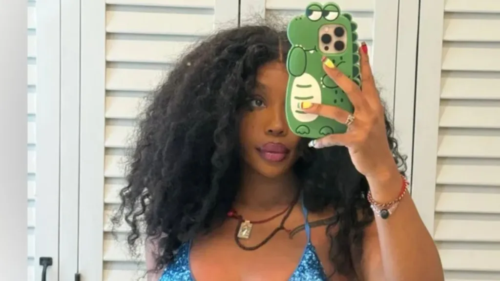 SZA Shows off Her Tiny String Bikini Look in a New Mirror Selfie