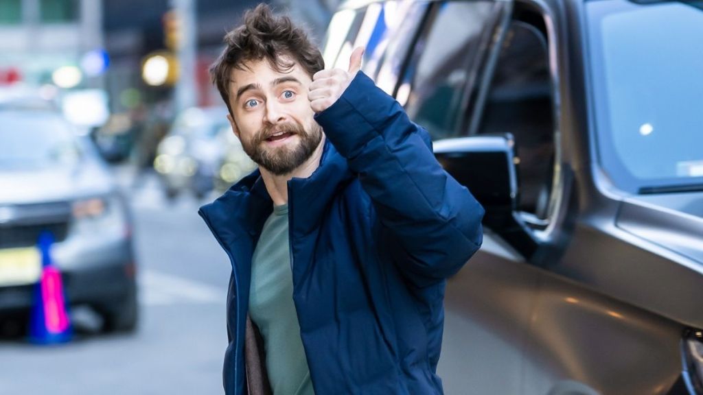 Daniel Radcliffe Meets Gold Medalist Alysa Liu & Internet Is Losing It
