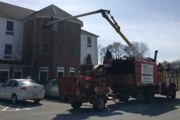 HotNewBreak Good News: Man Uses Bucket Truck to Visit Mom, Best Kind of Mama’s Boy