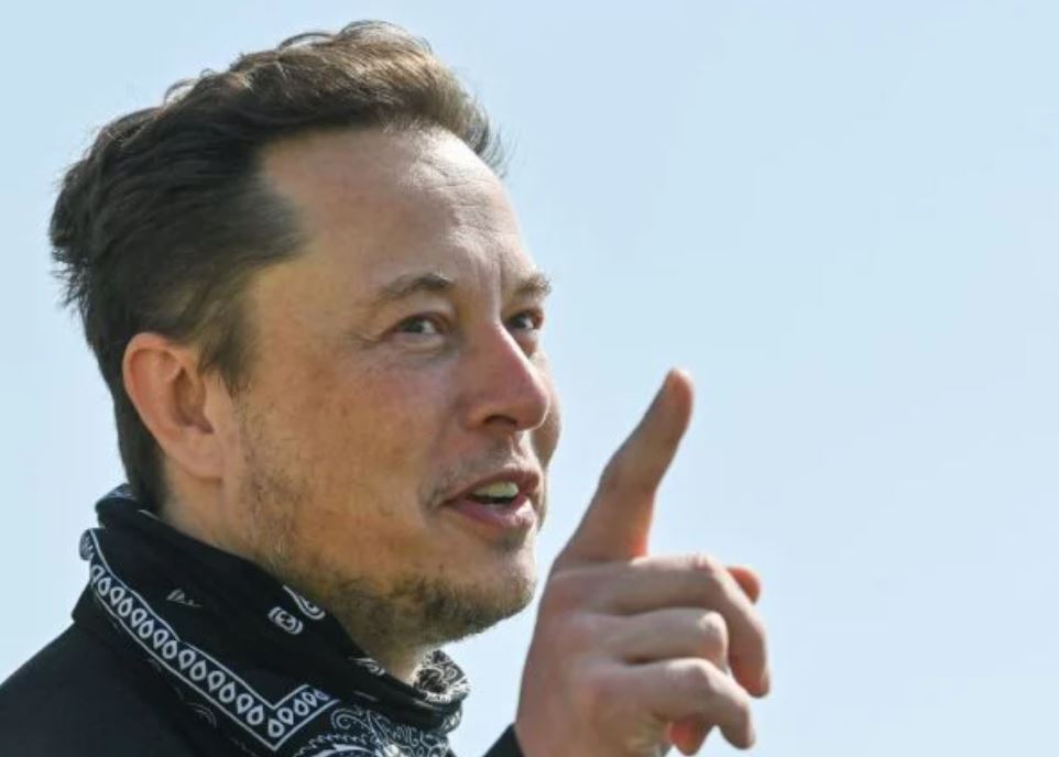 HotNewBreak Tweets: Elon Musk Changes Name to Lorde Edge and Twitter Is Full of Conspiracies and Funny Jabs