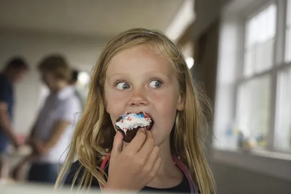 HotNewBreak Good News: FedEx Worker Surprises Quarantined Girl With Cupcake on Her Birthday